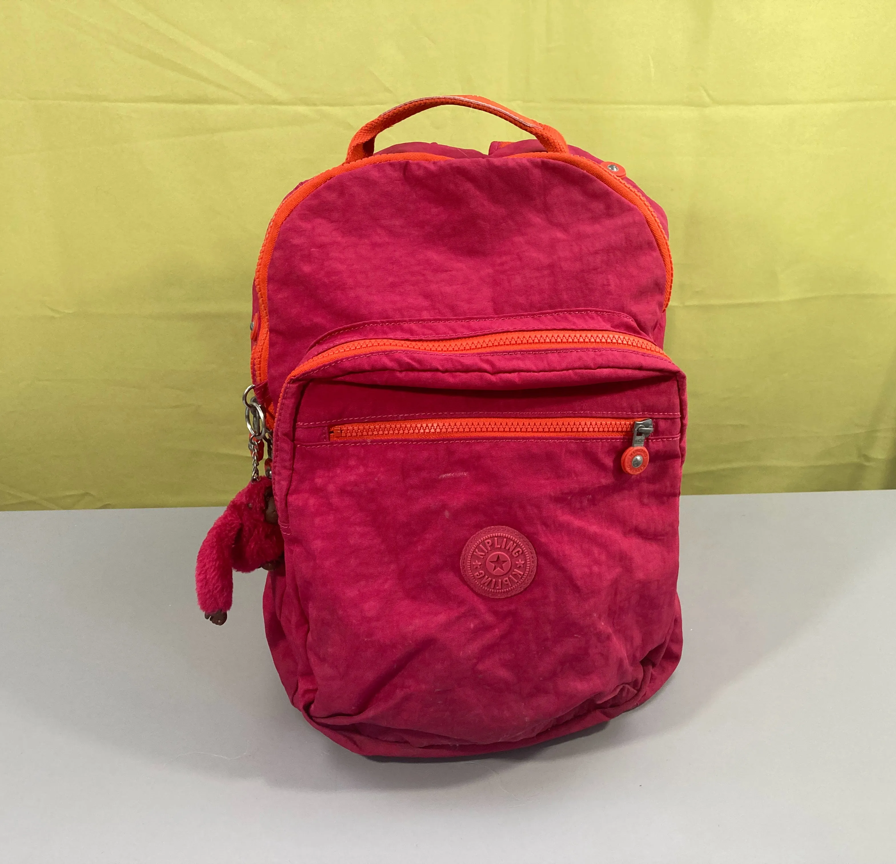 Sac à dos rose, 1 grand compartiment, extérieur à relaver, a servi