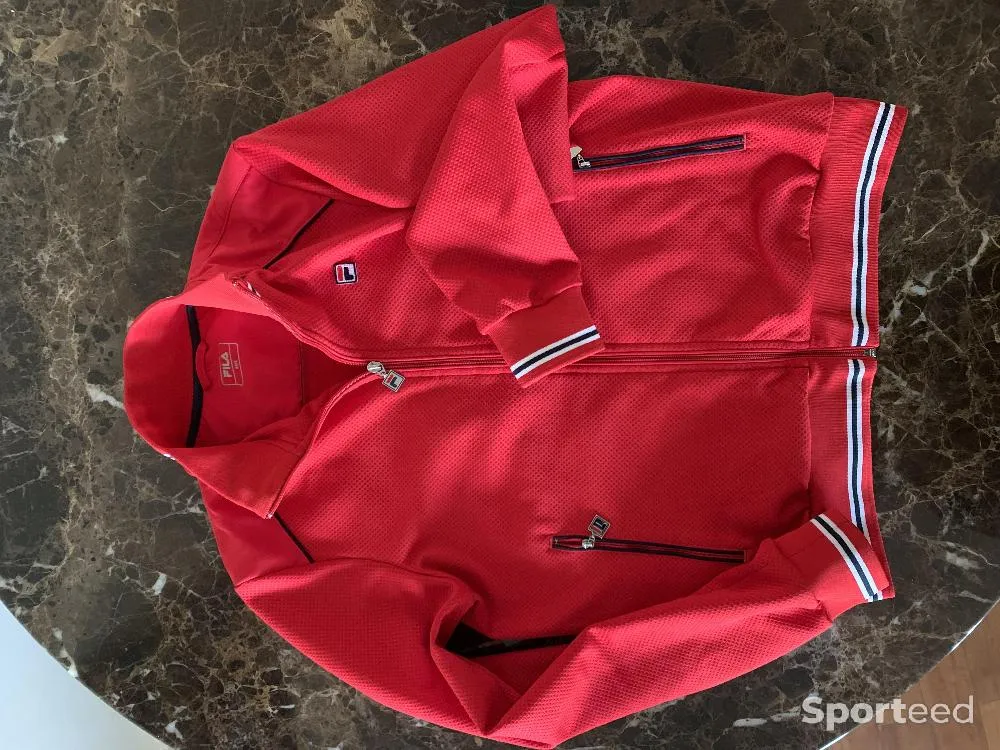 Veste Fila Tennis rouge  d'occasion Ajouté le : 06/05/2023